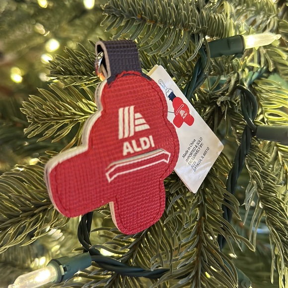 Aldi Christmas gingerbread man cookie quarter keychain NWT quarter cart keeper! - Picture 4 of 4